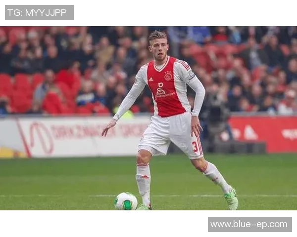 伊斯坦与沃尔贝的精彩对决揭示足球战术与团队合作的魅力 伊斯坦与沃尔贝的精彩对决揭示足球战术与团队合作的魅力